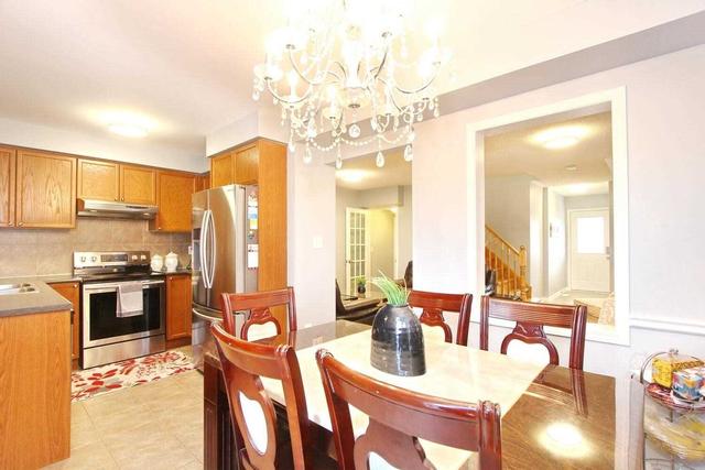 70 Magnificent Crt, House semidetached with 3 bedrooms, 4 bathrooms and 5 parking in Brampton ON | Image 4