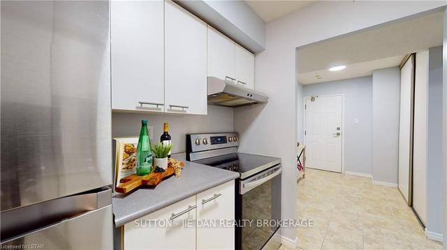 102 - 30 Chapman Crt, Townhouse with 2 bedrooms, 2 bathrooms and 2 parking in London ON | Image 39
