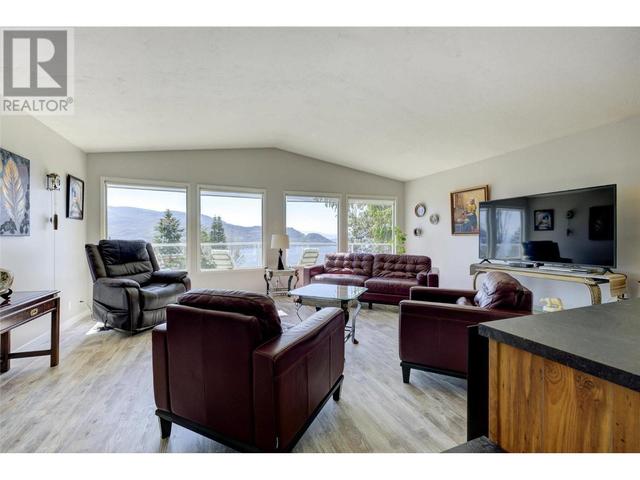5868 Macgregor Road, House detached with 4 bedrooms, 2 bathrooms and 6 parking in Peachland BC | Image 11