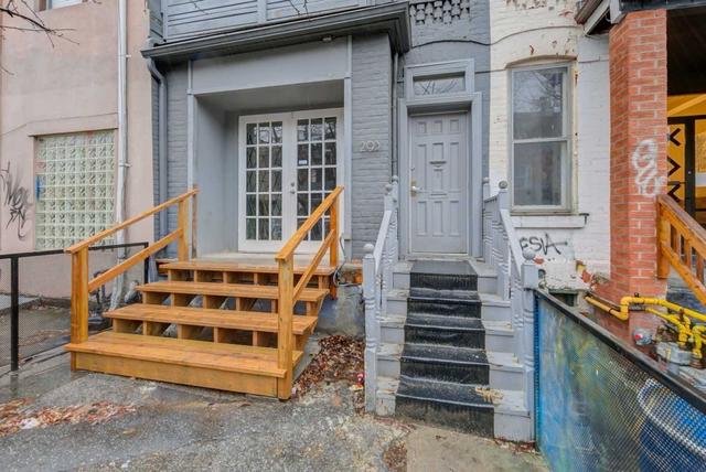 upper - 293 Augusta Ave, House attached with 2 bedrooms, 1 bathrooms and 0 parking in Toronto ON | Image 9