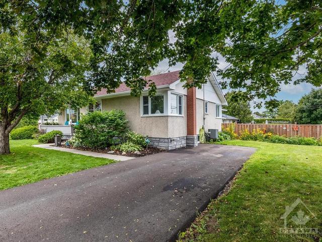 74 Mcnab Street, House detached with 5 bedrooms, 2 bathrooms and 4 parking in Arnprior ON | Image 3