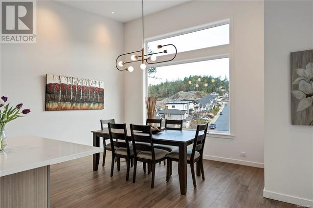 Dining area w/vaulted ceilings | Image 28