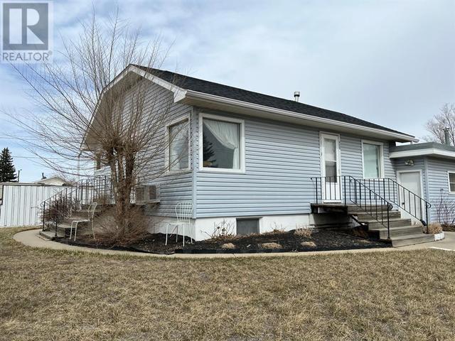 423 12 Street E, House detached with 2 bedrooms, 1 bathrooms and 2 parking in Drumheller AB | Card Image