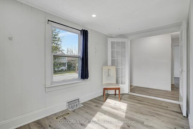 23 Nelson St, House detached with 2 bedrooms, 1 bathrooms and 5 parking in Cambridge ON | Image 5