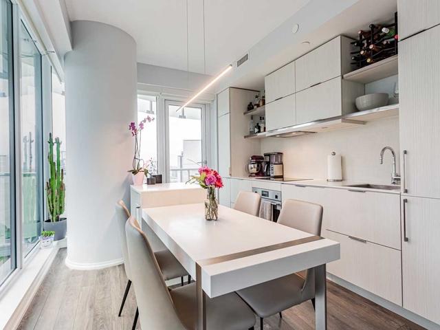 1809 - 197 Yonge St, Condo with 3 bedrooms, 2 bathrooms and 1 parking in Toronto ON | Image 3