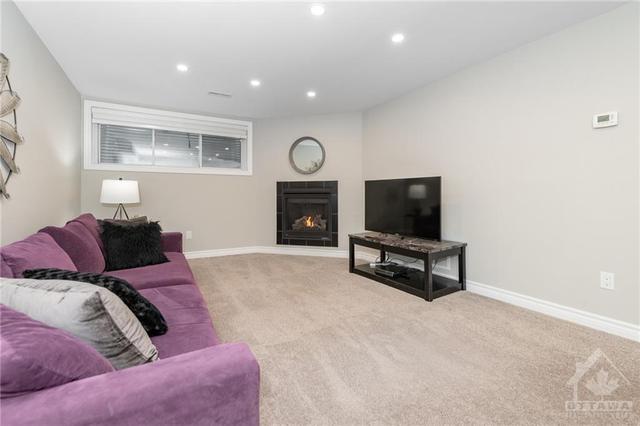 125 Eric Maloney Way, Townhouse with 3 bedrooms, 3 bathrooms and 3 parking in Ottawa ON | Image 28