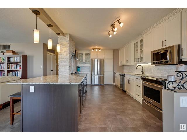 1104 - 11710 100 Av Nw, Condo with 2 bedrooms, 1 bathrooms and 1 parking in Edmonton AB | Image 11