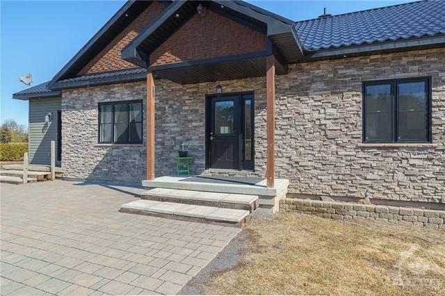 245 Concession 7 Road, House detached with 2 bedrooms, 3 bathrooms and 20 parking in Alfred and Plantagenet ON | Image 2