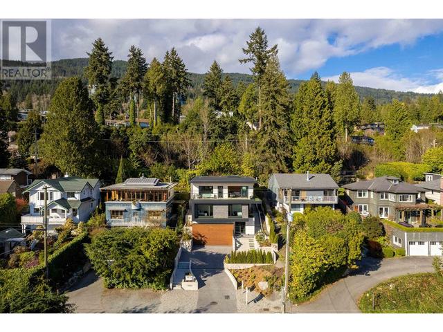 3325 Marine Drive, House detached with 4 bedrooms, 5 bathrooms and 4 parking in West Vancouver BC | Image 2