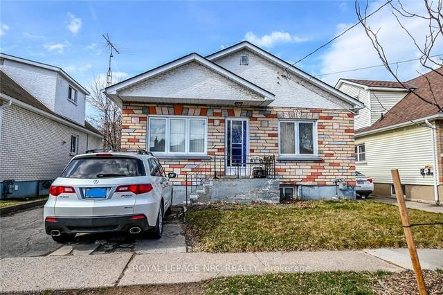 21 Augusta Ave, House detached with 3 bedrooms, 2 bathrooms and 5 parking in St. Catharines ON | Image 1