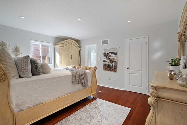 8 Bonistel Cres, House detached with 2 bedrooms, 3 bathrooms and 6 parking in Brampton ON | Image 4