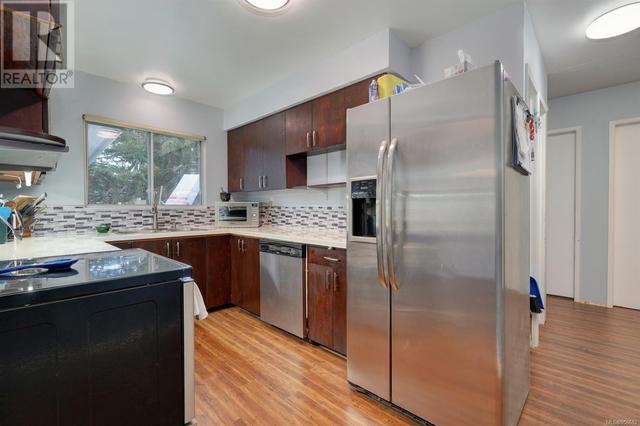 981 Kenneth St, House detached with 3 bedrooms, 2 bathrooms and 2 parking in Saanich BC | Image 6