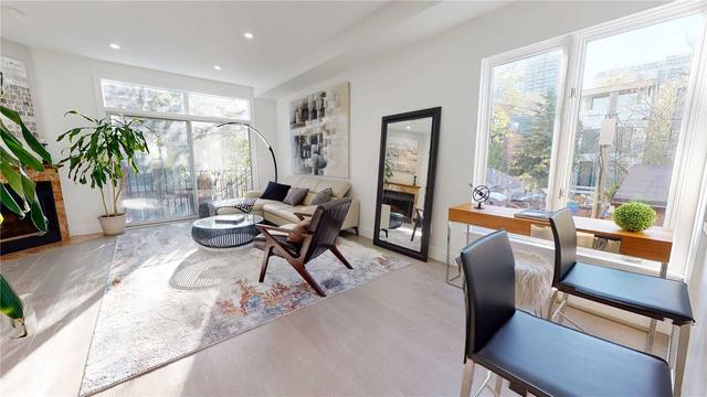 9 Shaftesbury Pl, House semidetached with 2 bedrooms, 3 bathrooms and 1 parking in Toronto ON | Image 2
