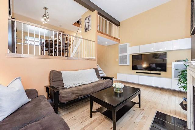 960 Warwick Crt, Townhouse with 3 bedrooms, 2 bathrooms and 2 parking in Burlington ON | Image 37