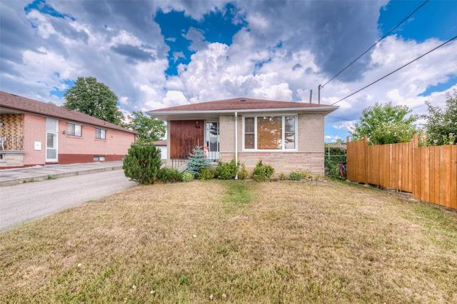 20 Lamella Rd, House detached with 3 bedrooms, 2 bathrooms and 5 parking in Toronto ON | Image 1