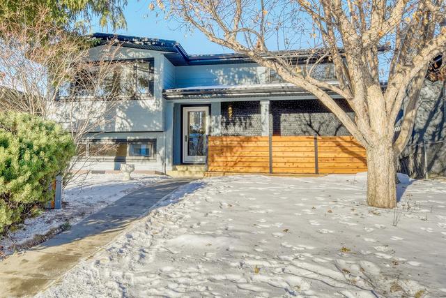 2832 Cedarbrae Drive Sw, House detached with 4 bedrooms, 3 bathrooms and 2 parking in Calgary AB | Image 3