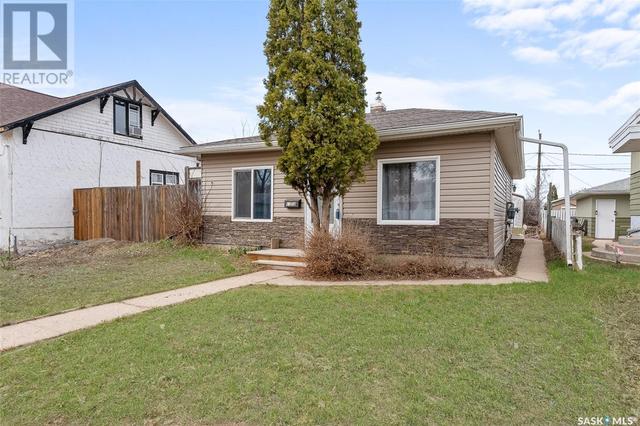 1110 Coteau Street W, House detached with 2 bedrooms, 1 bathrooms and null parking in Moose Jaw SK | Image 1