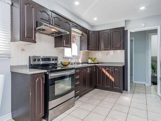 7729 Kittridge Dr, House semidetached with 3 bedrooms, 2 bathrooms and 5 parking in Mississauga ON | Image 5