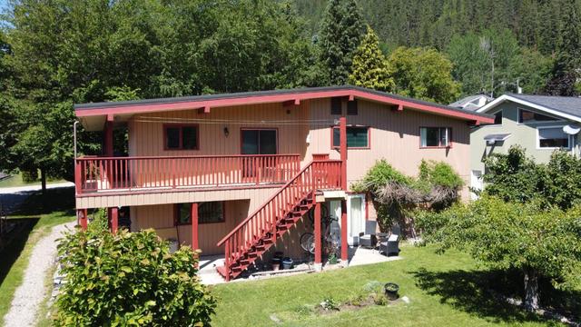 5713 Woodland Drive, House detached with 3 bedrooms, 3 bathrooms and 6 parking in Central Kootenay F BC | Card Image