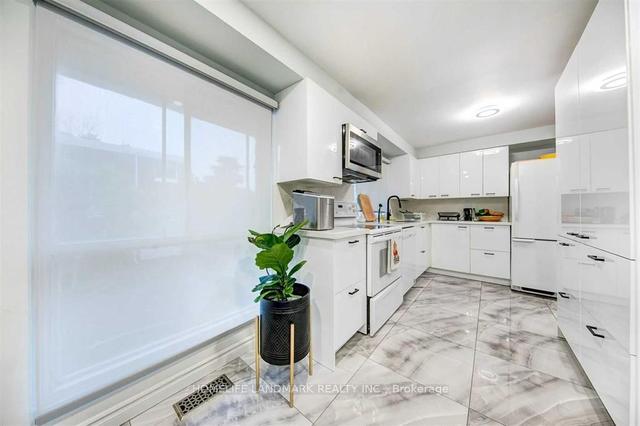 18 Wild Briarway, Townhouse with 3 bedrooms, 2 bathrooms and 2 parking in Toronto ON | Image 13