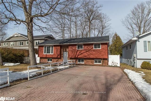 12 Hilltop Dr, House detached with 5 bedrooms, 2 bathrooms and 4 parking in Huntsville ON | Image 1