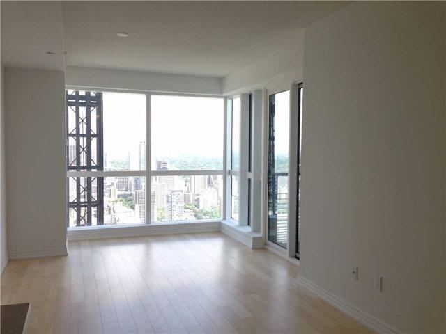 1001 - 386 Yonge St, Condo with 2 bedrooms, 2 bathrooms and 1 parking in Toronto ON | Image 8