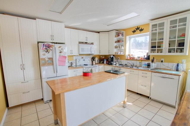 2804 Thunderbird Springs Road, House detached with 4 bedrooms, 2 bathrooms and 8 parking in East Kootenay C BC | Card Image