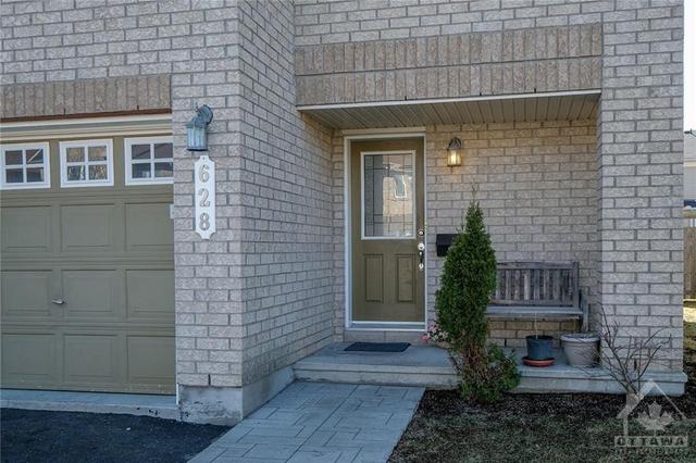 628 Glastonbury Walk, Townhouse with 4 bedrooms, 3 bathrooms and 3 parking in Ottawa ON | Image 2