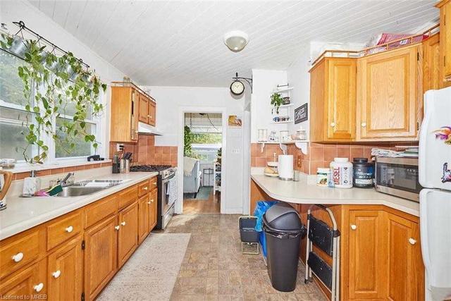 31 Dalhousie Ave, House detached with 2 bedrooms, 1 bathrooms and 4 parking in St. Catharines ON | Image 2