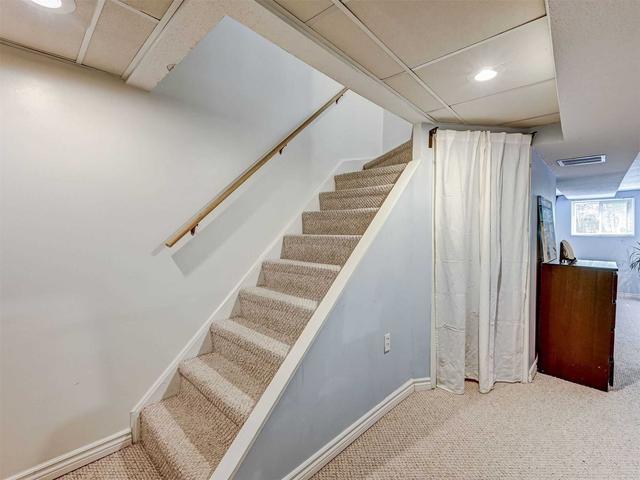 18 Farnham Dr, Townhouse with 3 bedrooms, 2 bathrooms and 2 parking in Brampton ON | Image 6