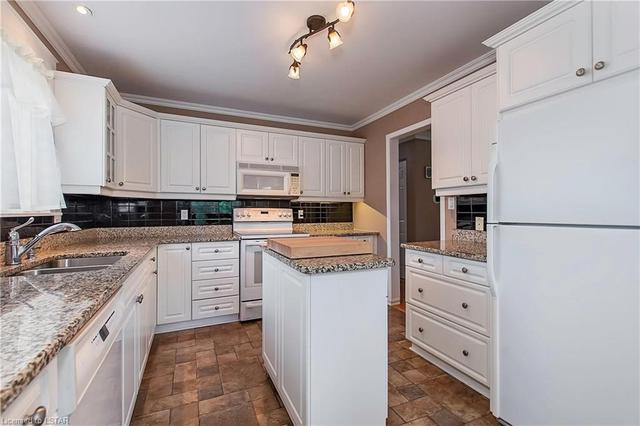 1012 Brimwood Crescent, House detached with 3 bedrooms, 2 bathrooms and 4 parking in Sarnia ON | Image 2