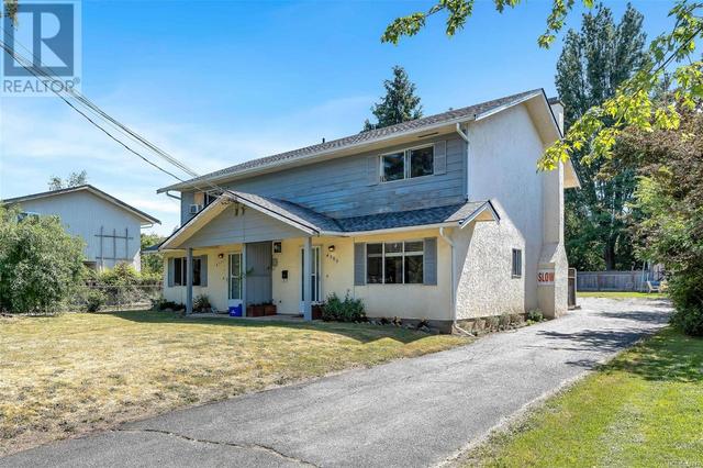 4307 Tyndall Ave, House detached with 3 bedrooms, 2 bathrooms and 2 parking in Saanich BC | Image 2