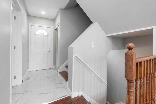 70 Fleetwood Cres, Townhouse with 3 bedrooms, 2 bathrooms and 1 parking in Brampton ON | Image 9