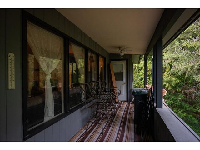 2184 Crestview Crescent, House detached with 5 bedrooms, 3 bathrooms and 4 parking in Castlegar BC | Image 39