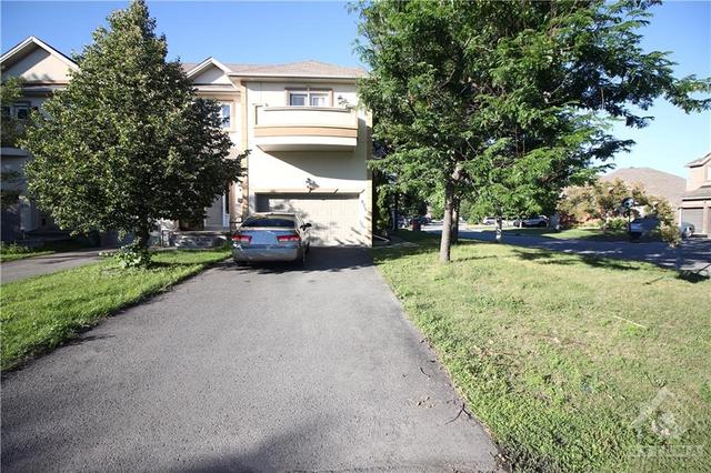 975 Gosnell Terrace, Townhouse with 4 bedrooms, 3 bathrooms and 3 parking in Ottawa ON | Image 2