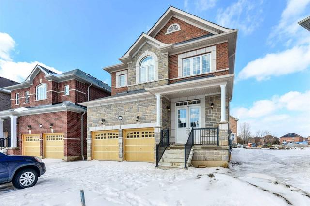 230 Niagara Tr, House detached with 4 bedrooms, 3 bathrooms and 4 parking in Halton Hills ON | Image 2