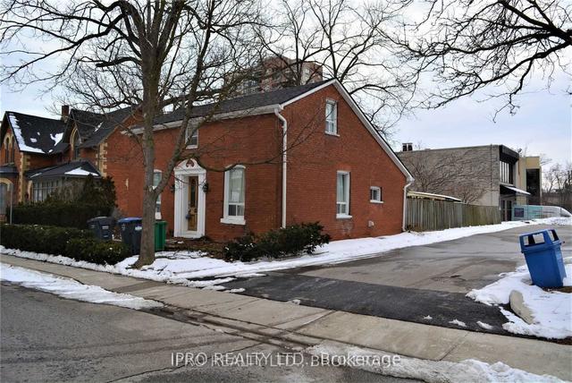 66 John St, House detached with 2 bedrooms, 2 bathrooms and 4 parking in Brampton ON | Image 7