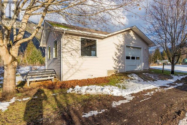 2269 Solsqua Road, House detached with 2 bedrooms, 2 bathrooms and 22 parking in Columbia Shuswap E BC | Image 34