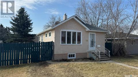 745 6th Street E, House detached with 3 bedrooms, 2 bathrooms and null parking in Prince Albert SK | Card Image