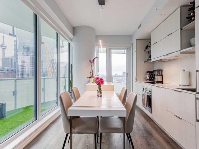 1809 - 197 Yonge St, Condo with 3 bedrooms, 2 bathrooms and 1 parking in Toronto ON | Image 2