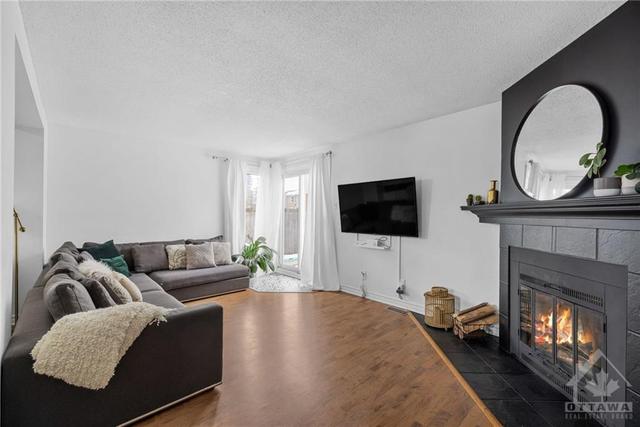 a - 1774 Lamoureux Drive, Townhouse with 3 bedrooms, 2 bathrooms and 1 parking in Ottawa ON | Image 3