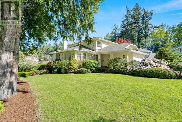 5199 Walema Crt, House detached with 5 bedrooms, 4 bathrooms and 4 parking in Saanich BC | Image 2