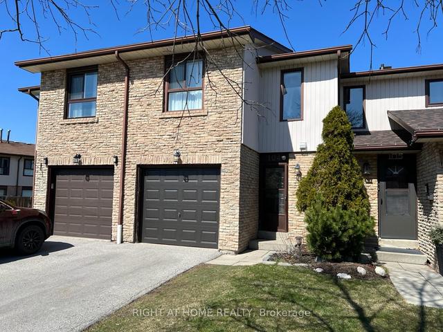 104 Dawson Cres, Townhouse with 3 bedrooms, 3 bathrooms and 3 parking in Brampton ON | Image 1
