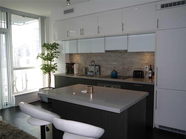 1612 - 8 Mercer St, Condo with 1 bedrooms, 1 bathrooms and null parking in Toronto ON | Image 2