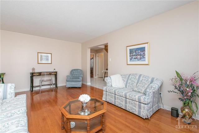 56 Townsend Drive, House detached with 4 bedrooms, 3 bathrooms and 6 parking in Ottawa ON | Image 6