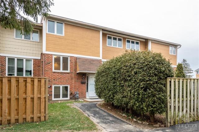 170 Salter Crescent, Townhouse with 3 bedrooms, 2 bathrooms and 1 parking in Ottawa ON | Image 3