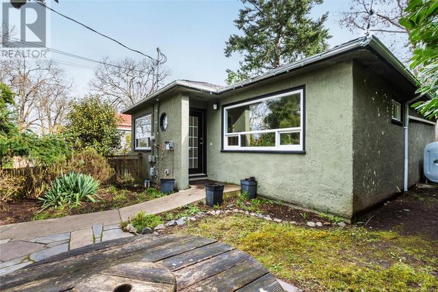 1039 Verrinder Ave, House detached with 3 bedrooms, 3 bathrooms and 1 parking in Victoria BC | Image 35