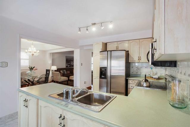 22 Misty Hills Tr, House detached with 3 bedrooms, 3 bathrooms and 6 parking in Toronto ON | Image 8