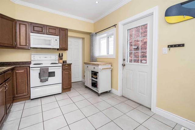 256 Wellington St N, House detached with 3 bedrooms, 1 bathrooms and 2 parking in Hamilton ON | Image 2