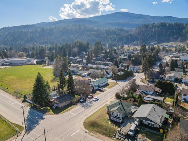 574 7th Avenue, House detached with 3 bedrooms, 2 bathrooms and null parking in Castlegar BC | Image 72